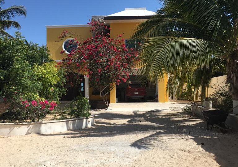 Beachfront house for sale in Sisal