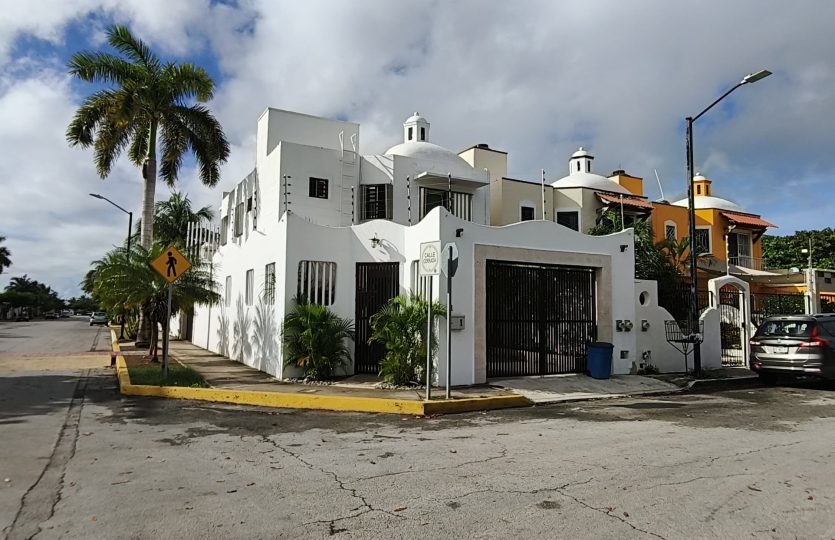 4-Bedroom Mediterranean Home for Sale in Santa Fe Playa del Carmen