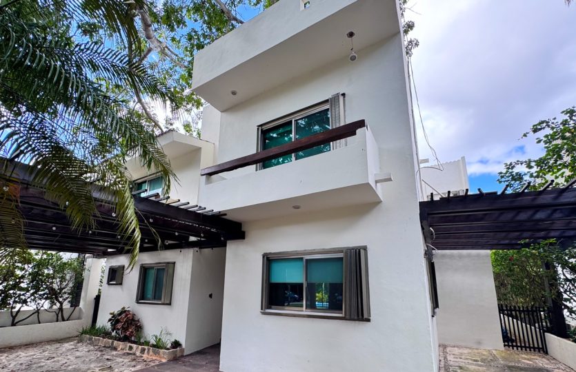 Luxury 5 Bedroom Home for Rent with Private Pool & Studio | Playa del Carmen